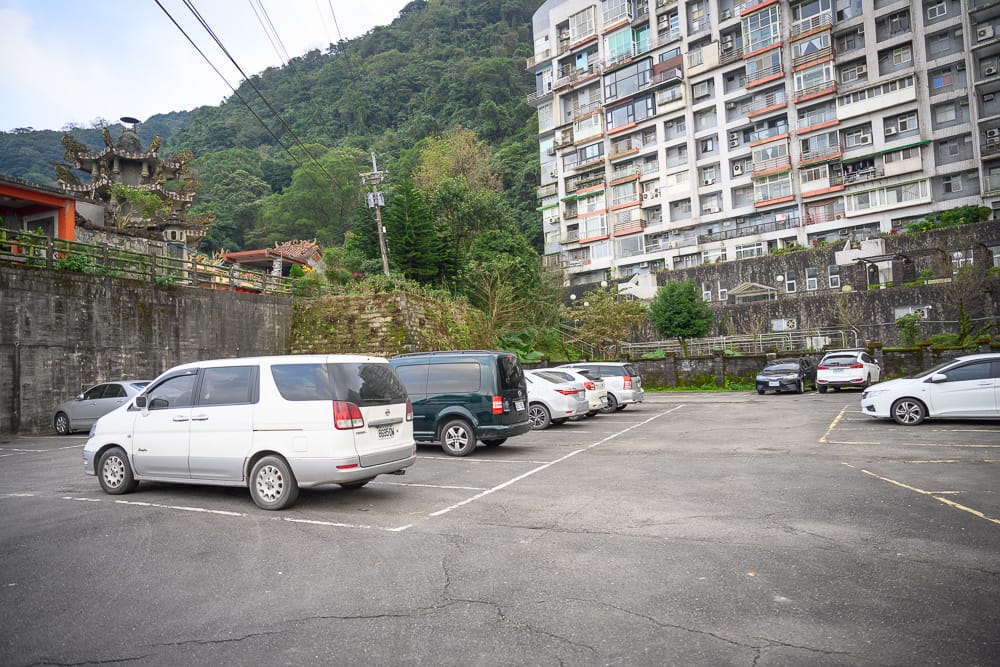 新北汐止聖德宮|我們去過才知道,站在露台就能遠眺台北101,金色麒麟雕像才是主打 2 汐止聖德宮場景