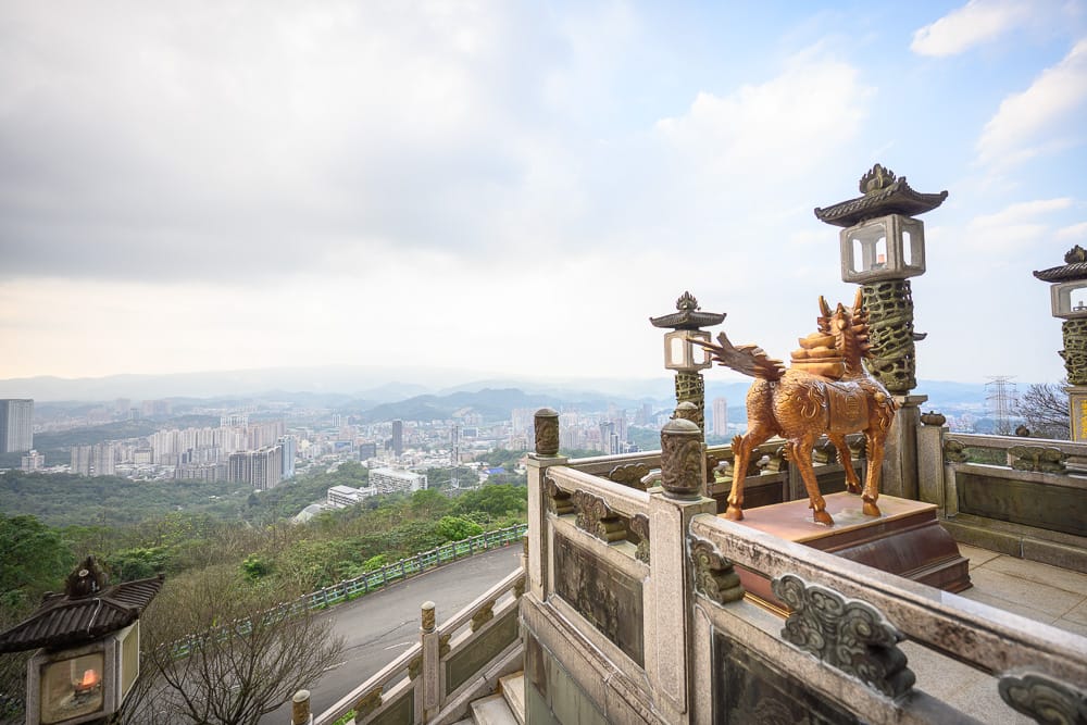 新北汐止聖德宮|我們去過才知道,站在露台就能遠眺台北101,金色麒麟雕像才是主打 3 汐止聖德宮 - 汐止聖德宮在哪?位置、規模與遊玩動線