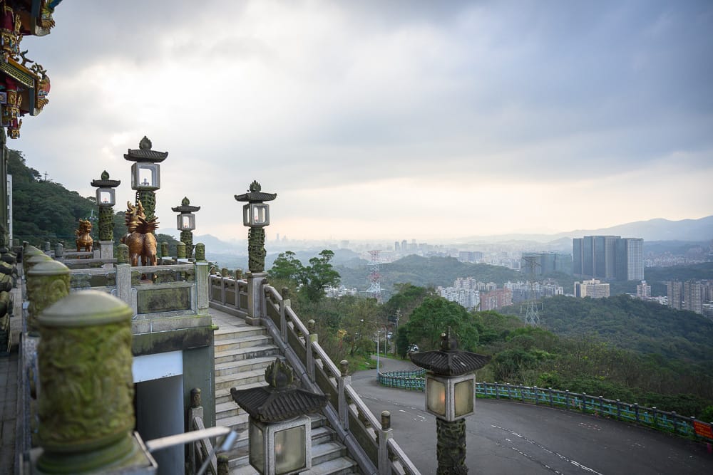 新北汐止聖德宮|我們去過才知道,站在露台就能遠眺台北101,金色麒麟雕像才是主打 7 汐止聖德宮 - 汐止聖德宮票價、交通與適合對象