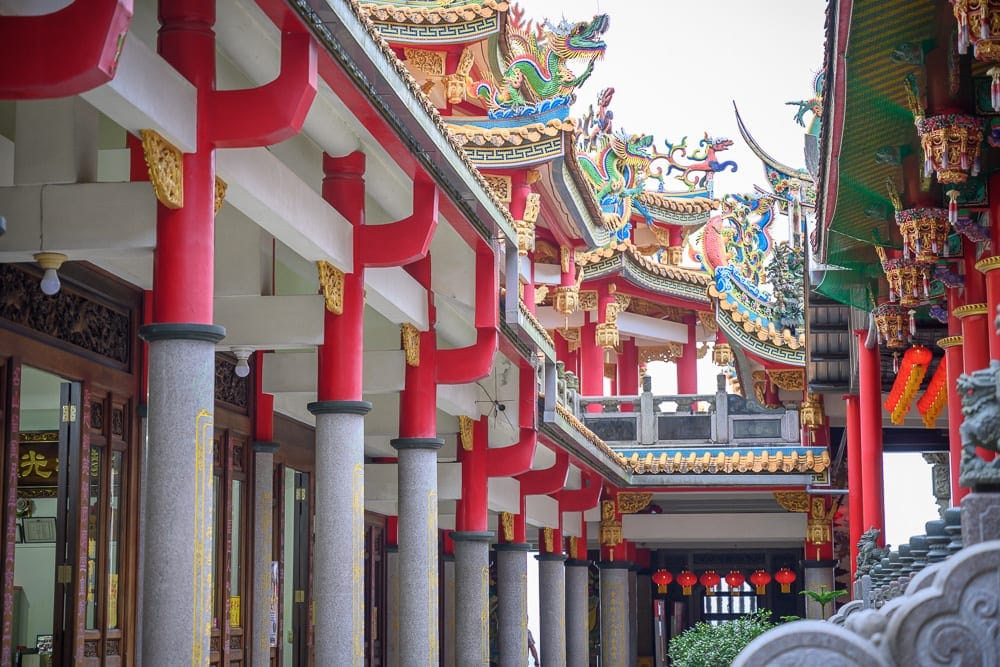 新北汐止聖德宮｜我們去過才知道，站在露台就能遠眺台北101，金色麒麟雕像才是主打