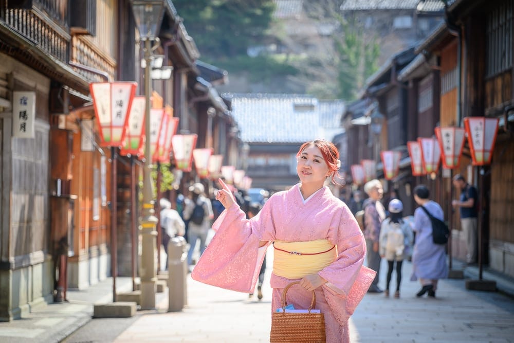 日本金澤-東茶屋街和服散策 木蟲籠格子窗與石板街道的江戶風貌