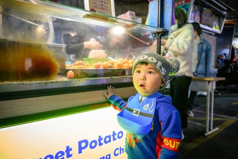 桃園觀光夜市｜我們去過才知道，炸蝦仁煎餅現炸現吃，地瓜球排隊才吃得到