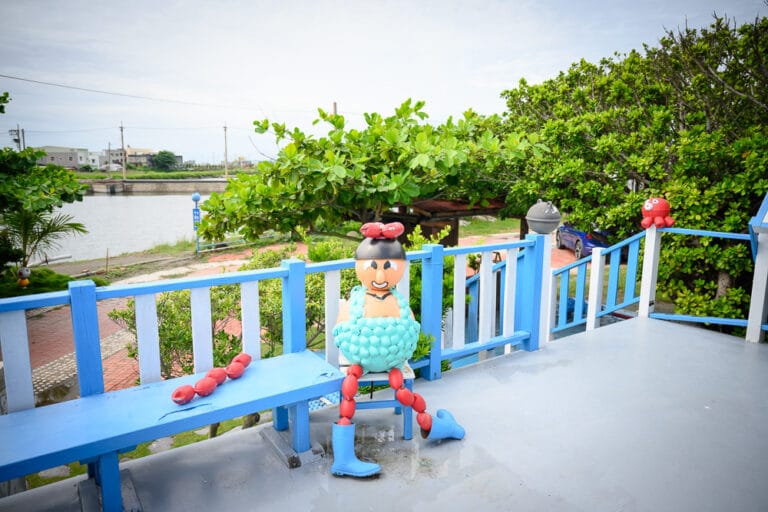 雲林馬蹄蛤主題館｜我們去過才知道，藍色觀景台配魚塭獨木舟，這裡才是重點