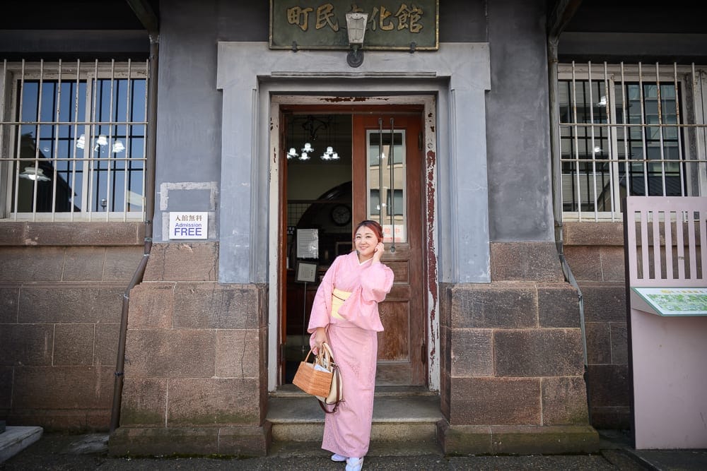 日本金澤東茶屋街和服散策|江戶風燈籠古街與親子漫步完整攻略 8 日本金澤-東茶屋街和服散策|粉紅和服女性,石造建築,木門,街道,町民文化館,手提包,窗戶,階梯,懷舊氛圍。