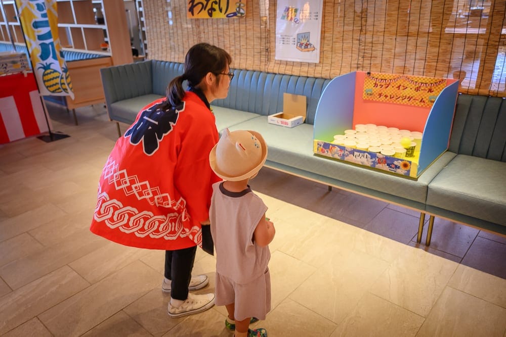 沖繩北谷 LEQU Okinawa 完整攻略|戶外泳池夜景與親子玩法解析 3 沖繩北谷LEQU Okinawa 室內遊戲攤位與輕鬆玩樂空間