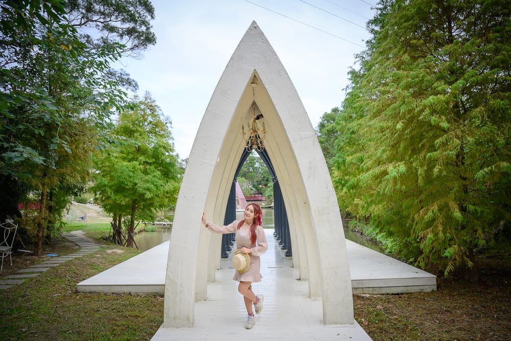 苗栗格林奇幻森林 Green Fantasy Forest 完整指南|童話建築與玻璃屋園區玩法解析 12 苗栗格林奇幻森林|紅髮女孩、拱形建築、樹、草地、步道、涼亭。