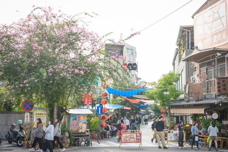 台南孔廟文化園區｜我們去過才知道，石牌坊旁邊就是在地小吃市集，古蹟散步配小吃剛剛好