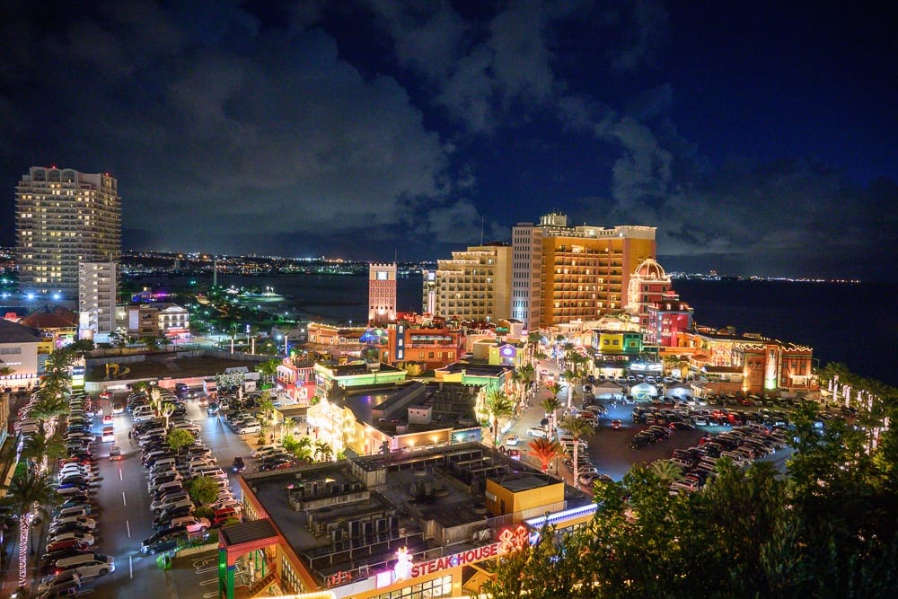 沖繩北谷 LEQU Okinawa 完整攻略|戶外泳池夜景與親子玩法解析 5 沖繩北谷LEQU Okinawa 北谷海岸燈光街道與度假氛圍