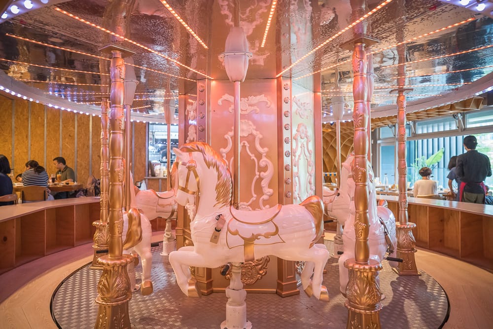 台北媽咪講親子餐廳|我們去過才知道,旋轉木馬就在餐桌旁,帶嬰兒來才知道有多貼心 3 媽咪講親子餐廳 - 媽咪講親子餐廳在哪?位置、規模與遊玩動線