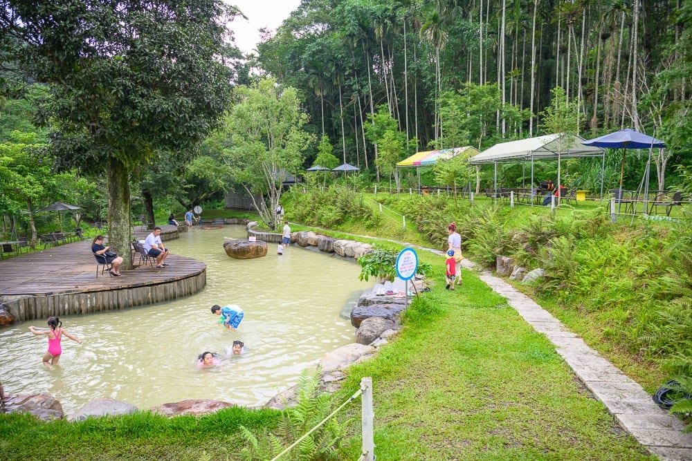 南投岸境濕地莊園|我們去過才知道,大型蝴蝶裝置+親溪戲水,帶小孩能耗一整個下午 1 南投岸境濕地莊園|我們去過才知道,大型蝴蝶裝置+親溪戲水,南投親子才知道