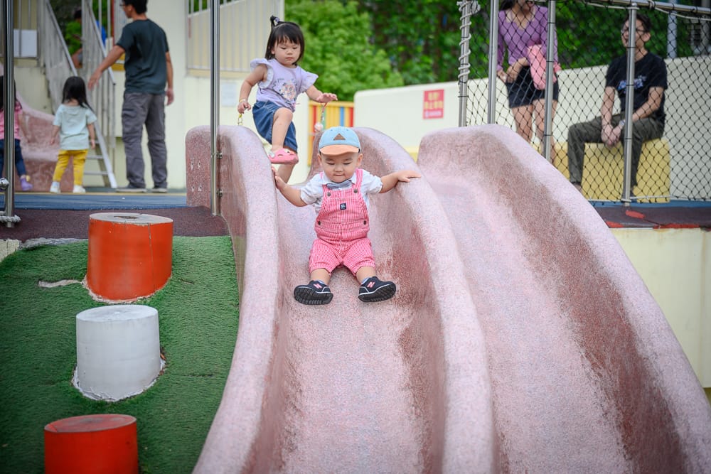 苗栗灣麗親子公園｜附近居民天天帶娃來，磨石子溜滑梯才是主打