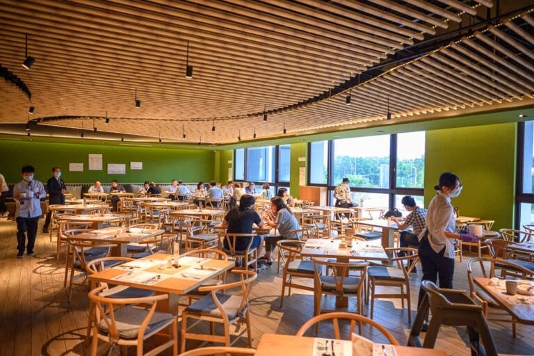 嘉義長榮文苑酒店｜室內、餐桌、人群、吊燈，寬敞的餐廳裡擺滿木製桌椅，顧客紛紛入座用餐，服務人員穿梭其中，天花板設計具線
