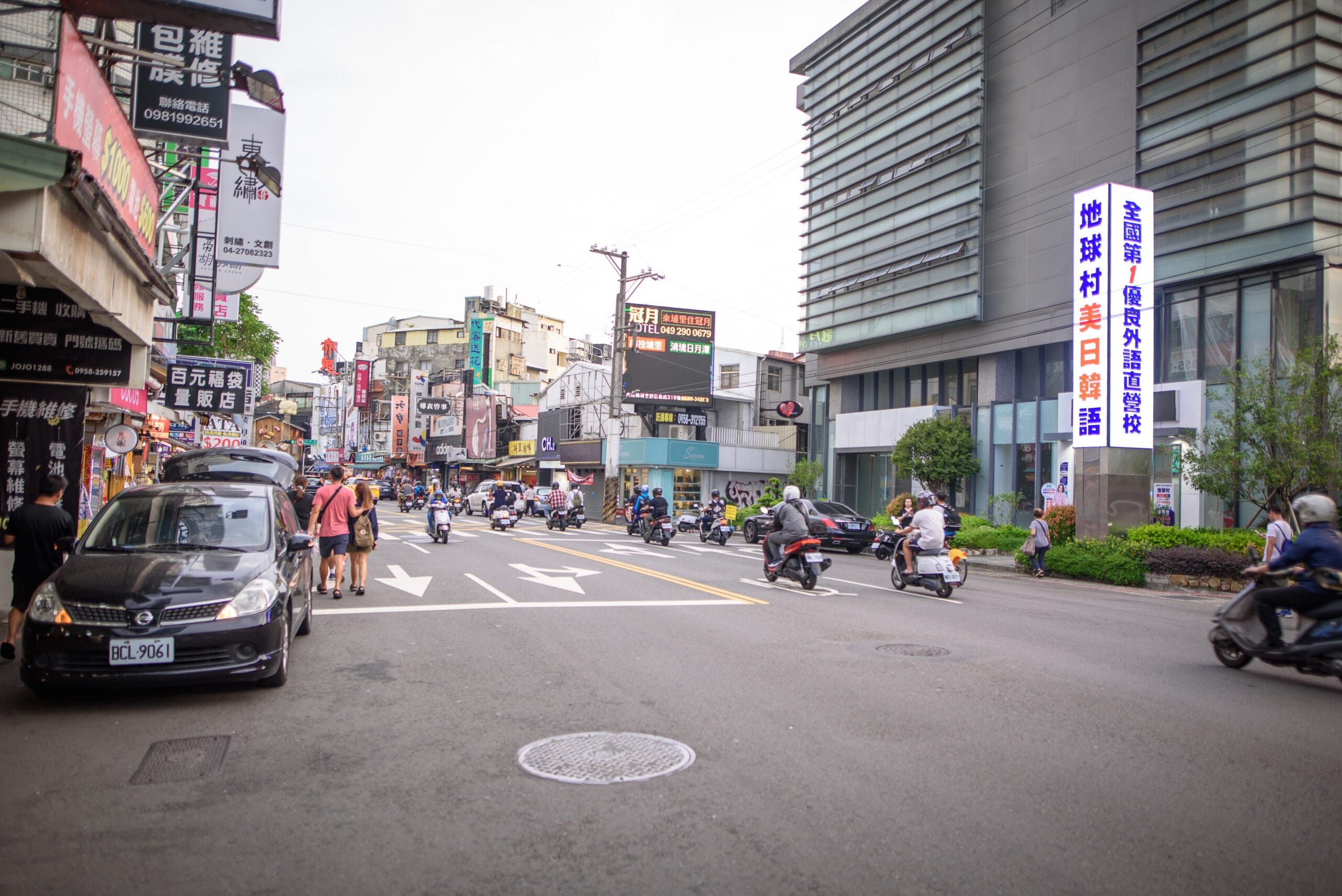 台中逢甲夜市|附近居民天天來,排隊薯條與蔥油餅才是主打 2 台中逢甲夜市場景