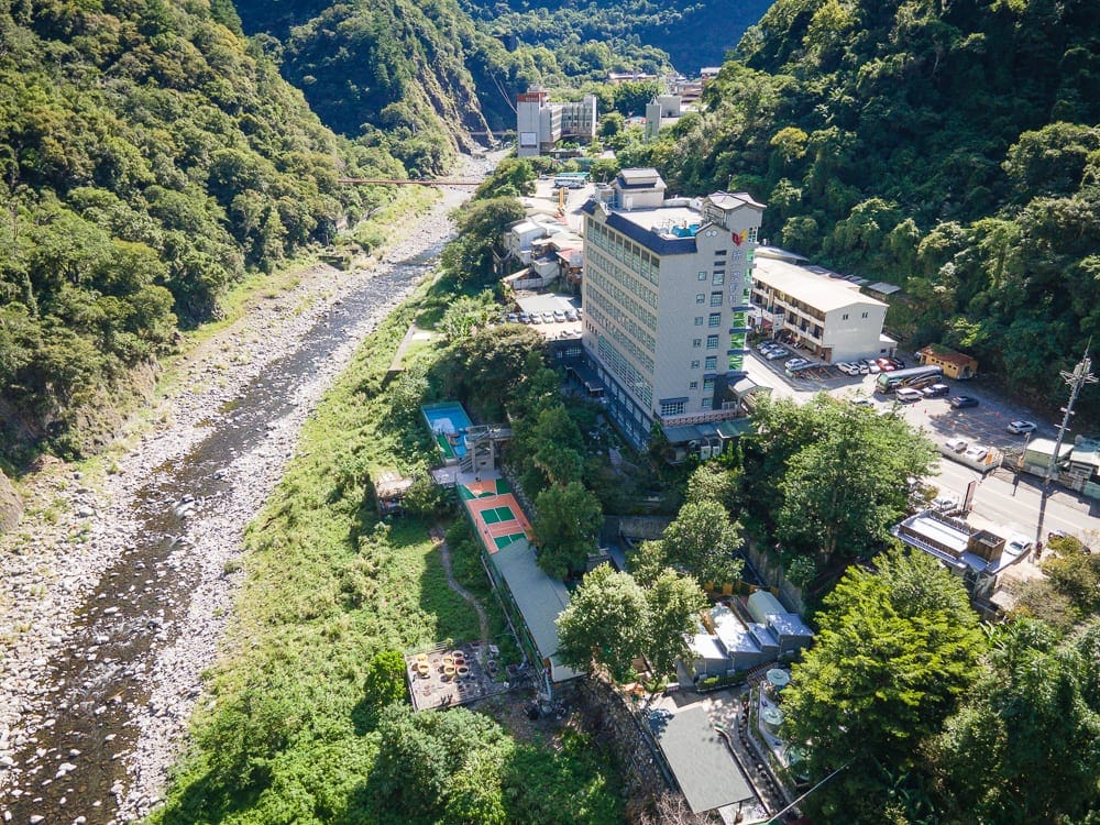 台中統一渡假村 谷關溫泉養生會館完整攻略|親子設施與溫泉泡湯全解析 2 台中谷關統一渡假村 公車直達與自駕停車場