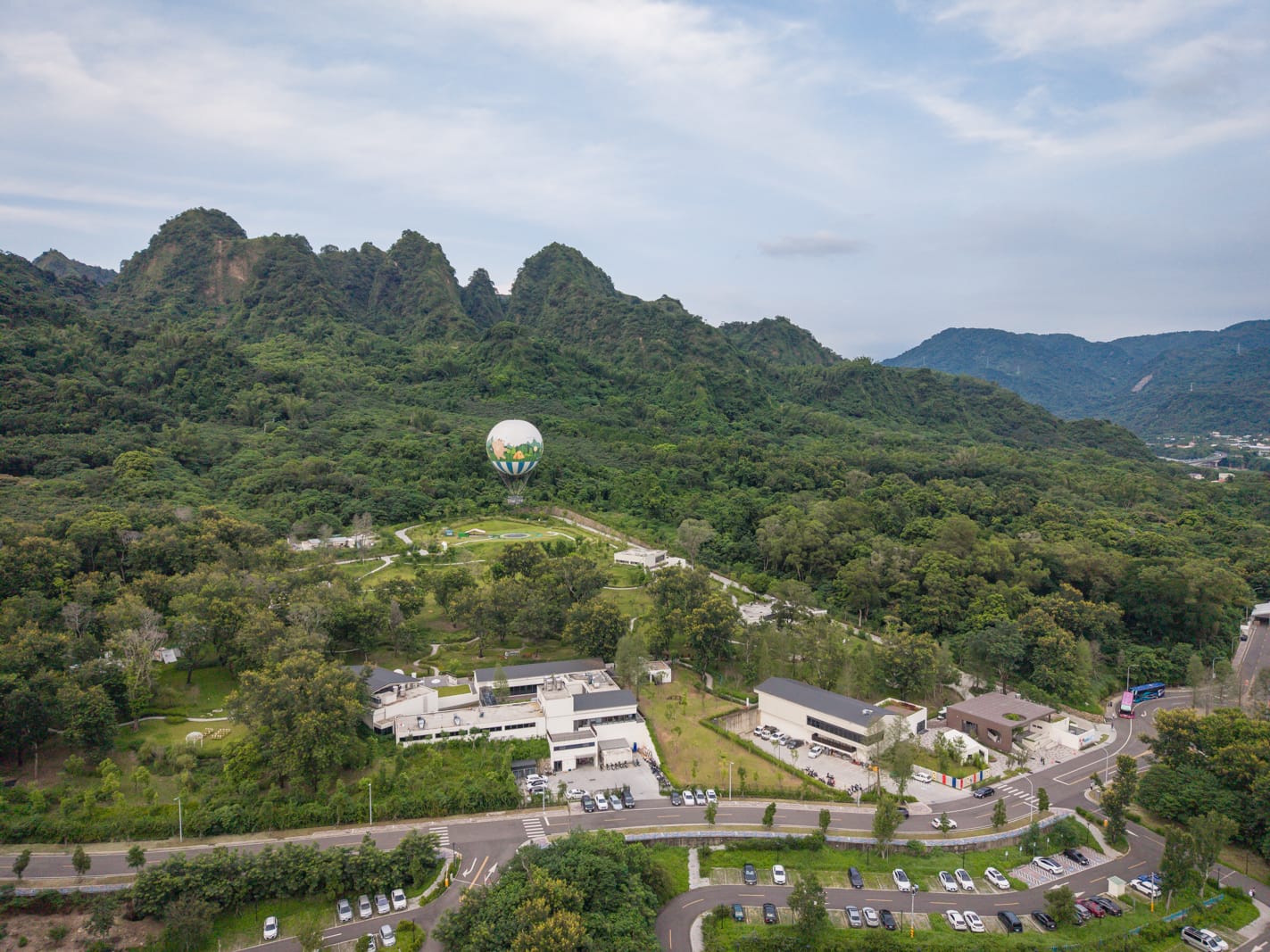 南投九九峰氦氣球樂園|我們去過才知道,山谷裡繫留氦氣球加藝術裝置 2 南投九九峰氦氣球樂園場景