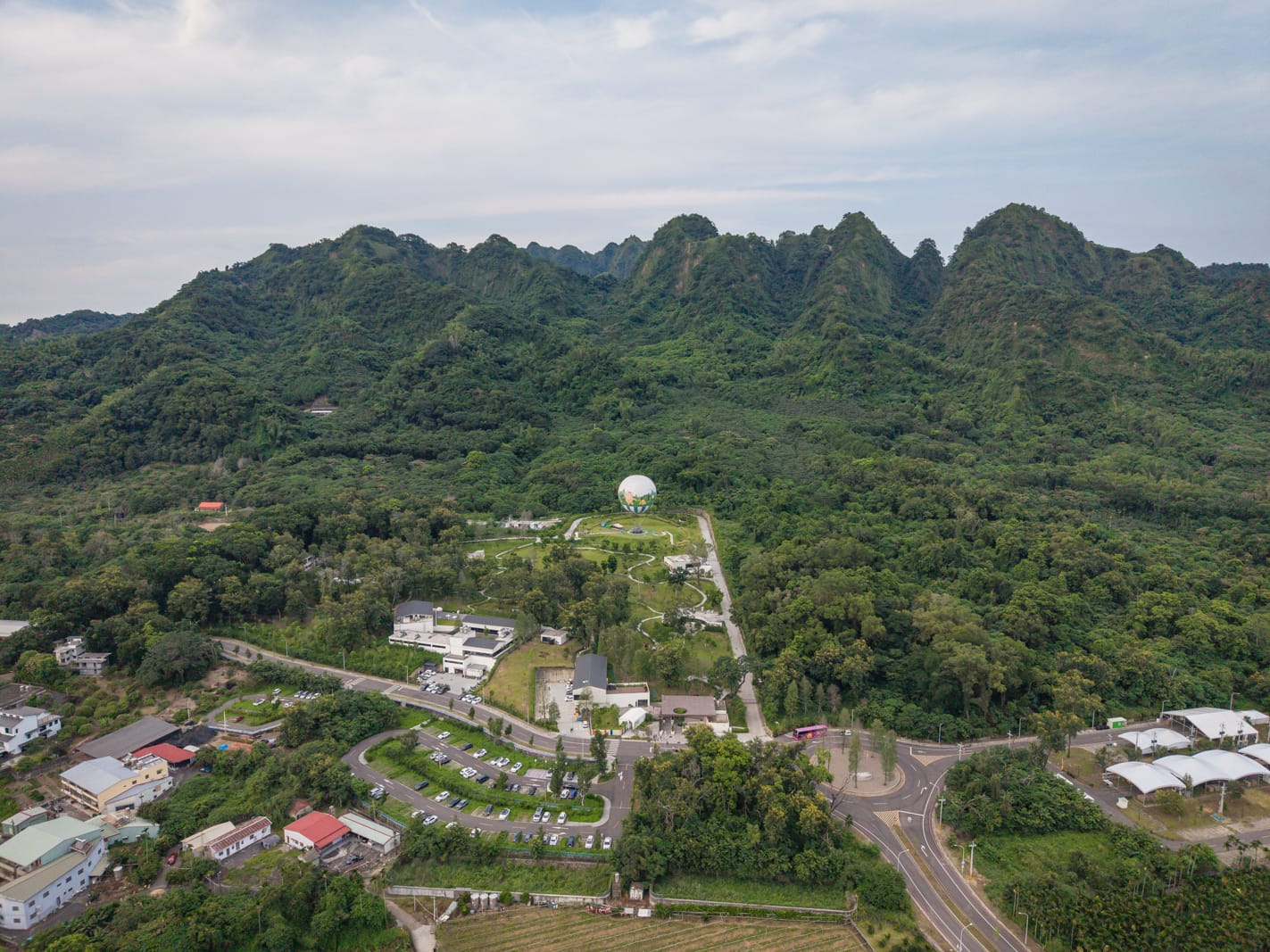 南投九九峰氦氣球樂園|我們去過才知道,山谷裡繫留氦氣球加藝術裝置 3 南投九九峰氦氣球樂園 - 九九峰氦氣球樂園在哪?位置、規模與遊玩動
