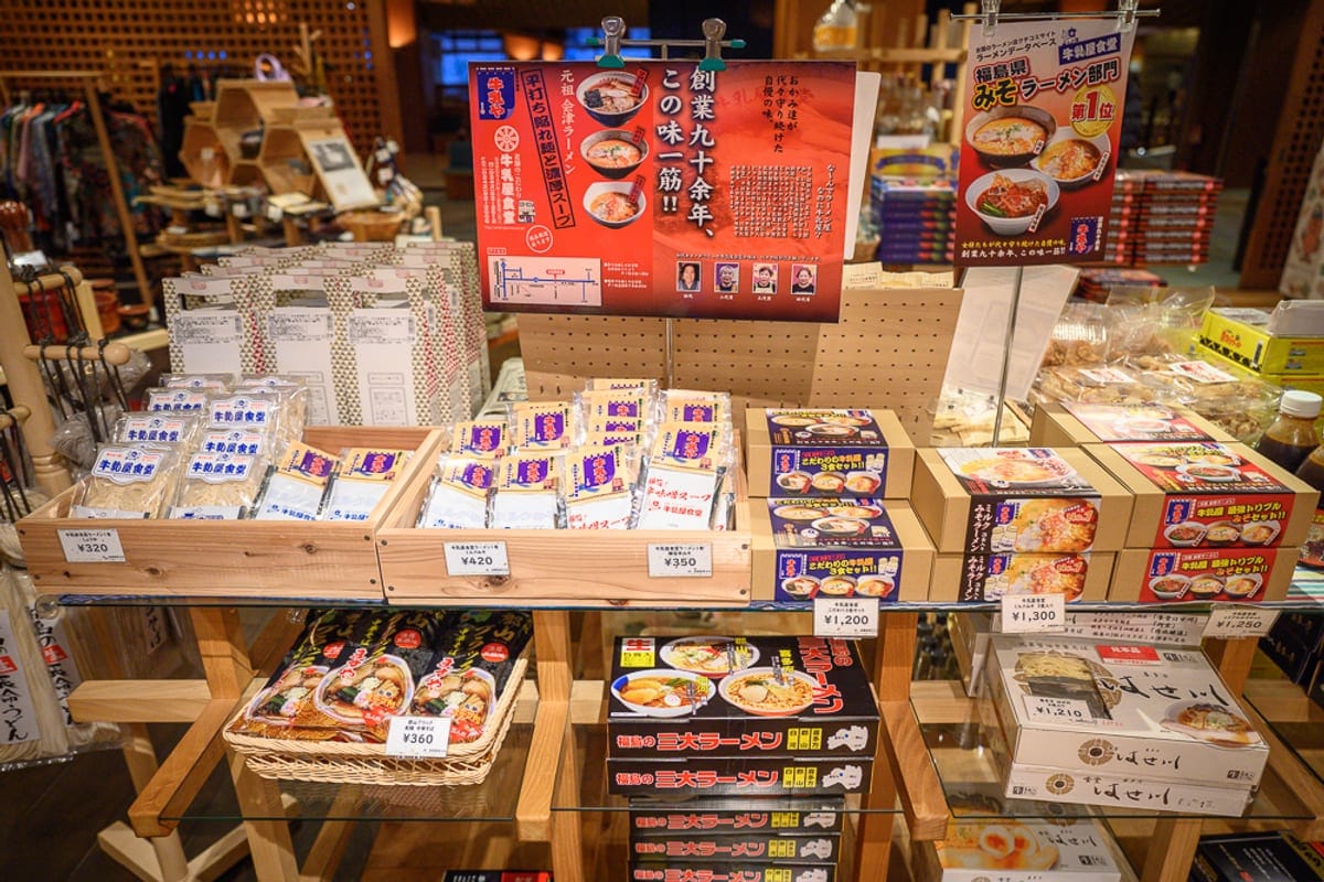 會津蘆之牧溫泉 大川莊是福島歷史指標性旅館,挑高木造大廳的浮舞台每天下午有三味線現場演奏,因獨特空間層疊感廣受動漫迷關注。館內設大眾湯屋、品茗室、卡拉 OK 室,伴手禮店陳列各式工藝品與盒裝點心,溪谷景觀客房房型多元。本文涵蓋住宿空間、浮舞台體驗、伴手禮選購指南與交通建議。
