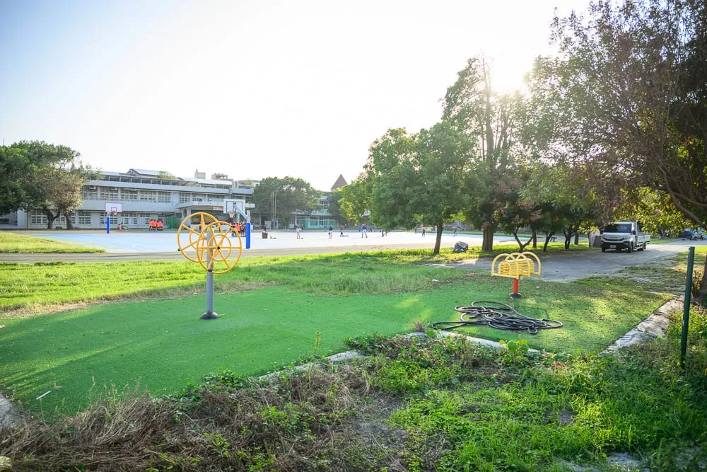雲林麥寮國小積木公園完整指南|親子遊樂設施與積木造景玩法 4 雲林麥寮國小積木公園 平日、日照與現場實用提醒
