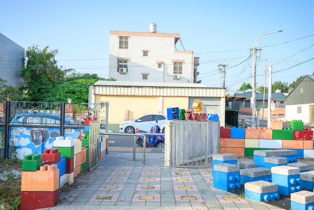 雲林麥寮國小積木公園 入口廣場的大型積木牆與彩色水管