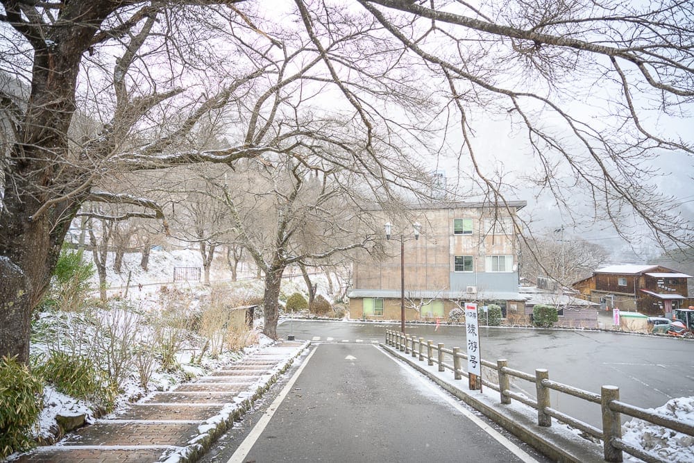 日本福島大內宿冬季攻略|茅草屋雪景、本家玉屋蕎麥麵與猿游號交通 8 日本福島大內宿見晴台冬季積雪步道