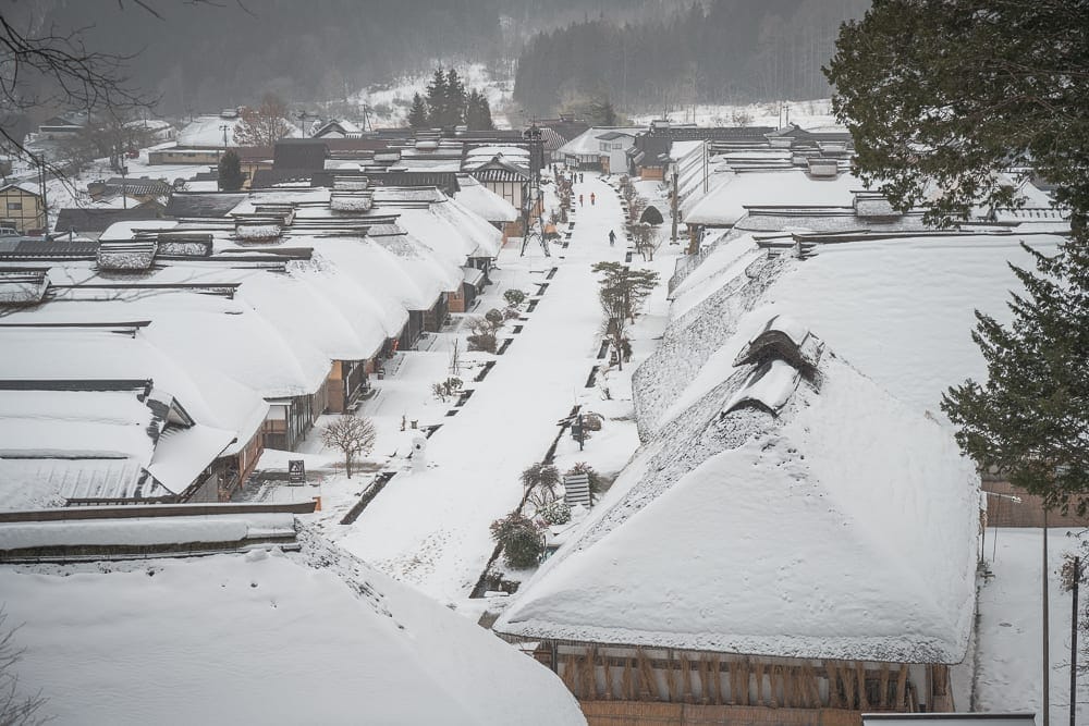 日本福島大內宿冬季攻略|茅草屋雪景、本家玉屋蕎麥麵與猿游號交通 1 日本福島大內宿見晴台俯瞰冬季雪景
