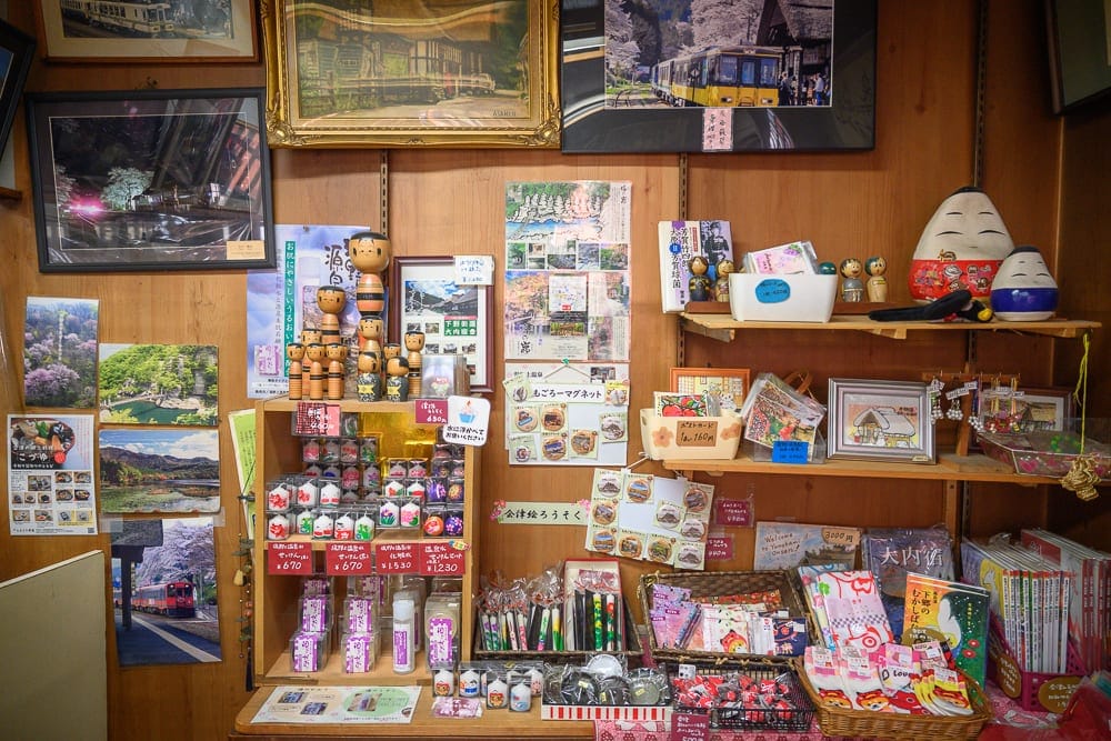 日本福島大內宿冬季攻略|茅草屋雪景、本家玉屋蕎麥麵與猿游號交通 5 日本福島湯野上溫泉站候車室內販售區