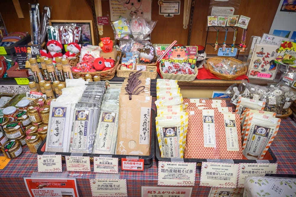 日本福島大內宿冬季攻略|茅草屋雪景、本家玉屋蕎麥麵與猿游號交通 6 日本福島湯野上溫泉站販售區會津蕎麥麵與在地商品