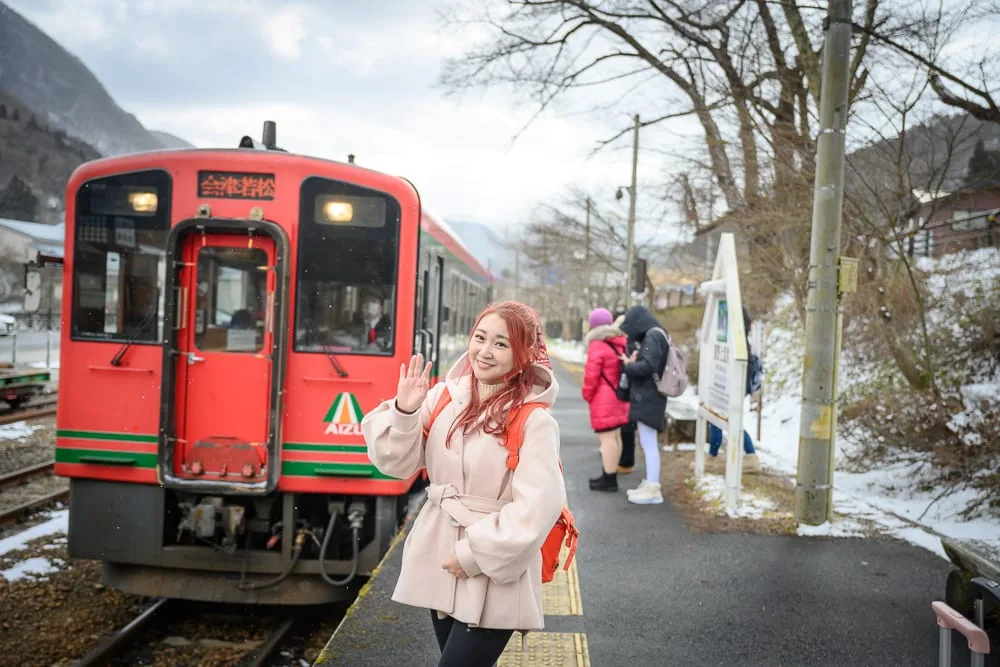 日本福島會津鐵道湯野上溫泉站月台與列車