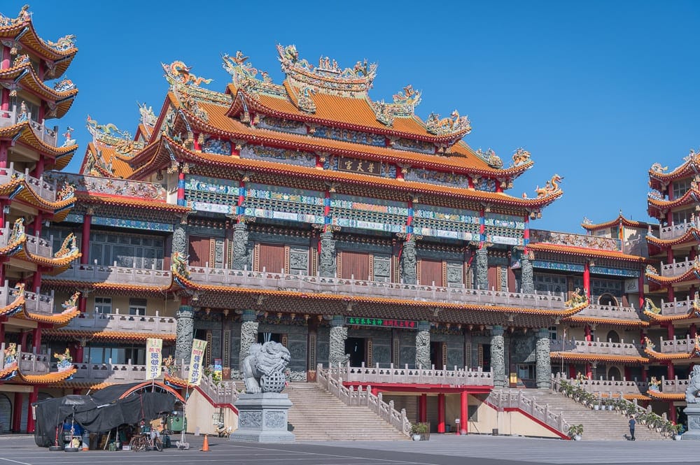 彰化海空步道｜寺廟、廣場、橘瓦屋頂、石獅、雕刻柱子、階梯，藍天之下，傳統中式建築的屋脊與飛檐層疊交錯，正面立面有著
