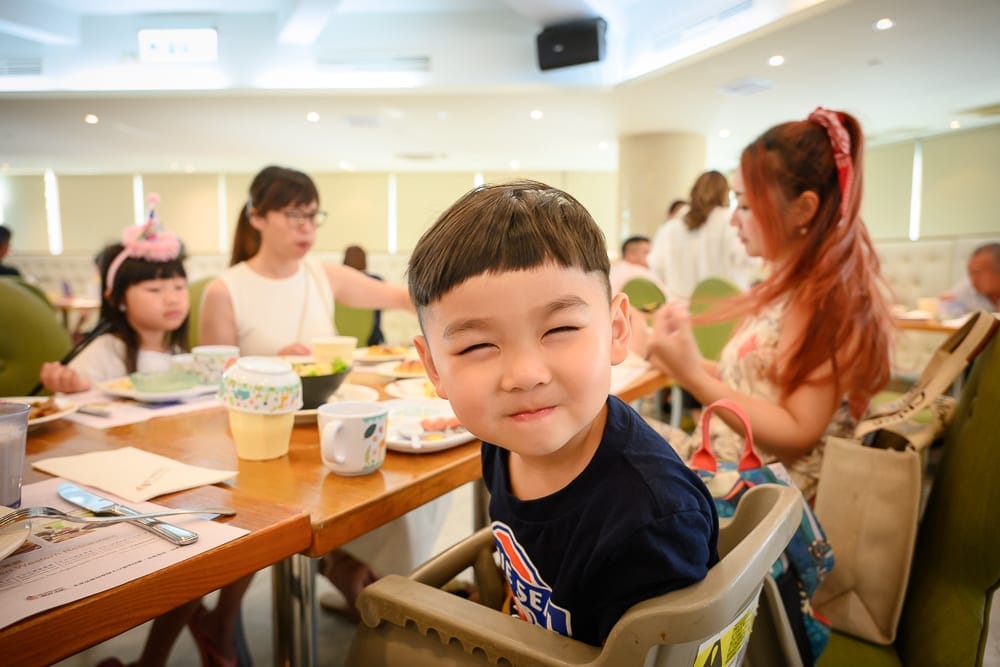 屏東夏都渡假飯店｜室內餐廳，木桌，兒童座椅，男童，婦女，餐具，馬克杯，盤子