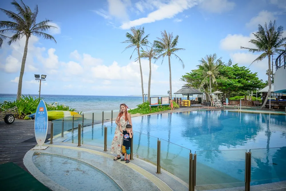 屏東 Chateau Beach Resort 墾丁夏都沙灘酒店完整指南|無邊際泳池與親子設施攻略 4 屏東夏都渡假飯店 露天泳池直望海岸線