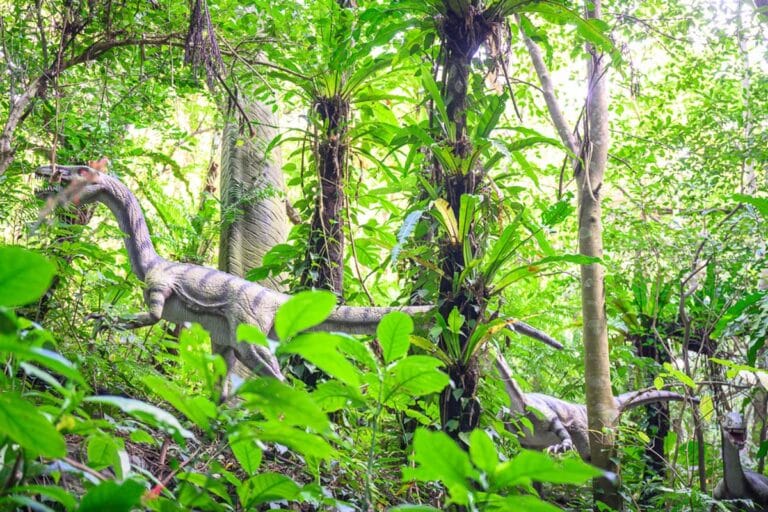 沖繩東濱恐龍公園完整攻略|親子免費景點玩法解析 12 日本沖繩恐龍公園|恐龍模型,樹木,蕨類,茂密樹林,藤蔓,綠葉。