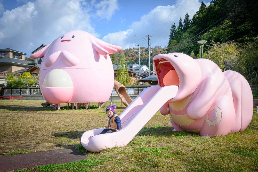 日本福島-吉利蛋公園 粉紅吉利蛋溜滑梯、戶外神奇寶貝雕像草地與室內遊樂區