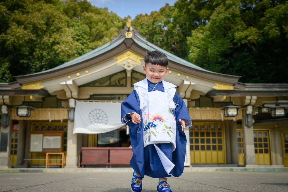 日本福岡-護國神社 木造鳥居、碎石廣場與垂枝櫻花