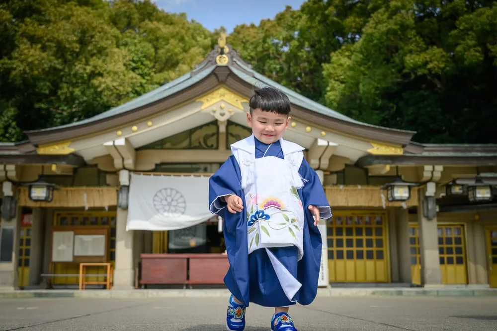 日本福岡縣護國神社完整攻略|御朱印收集與週末跳蚤市場 2 日本福岡-護國神社 木造鳥居、碎石廣場與垂枝櫻花