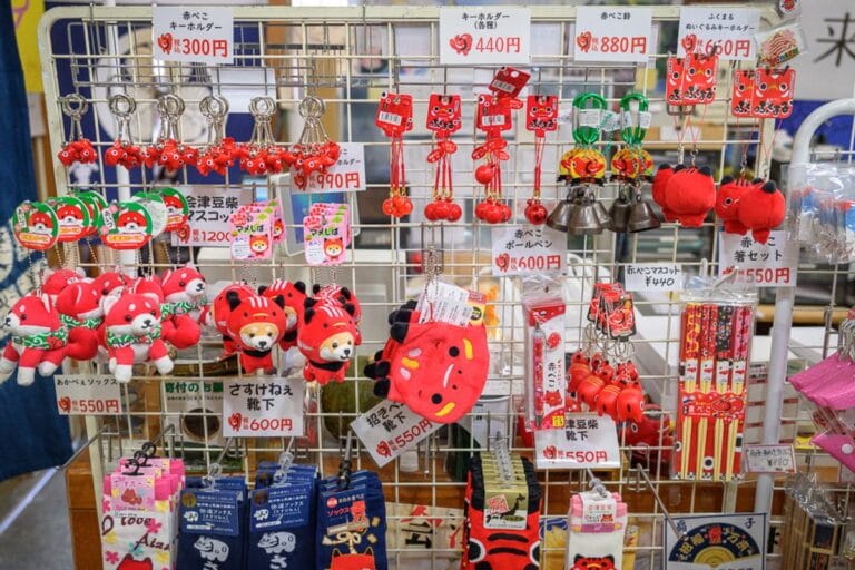 日本福島-吉利蛋公園｜金屬網架，吊飾，鑰匙圈，玩偶，筷子，襪子，商品標價牌，室內零售貨架