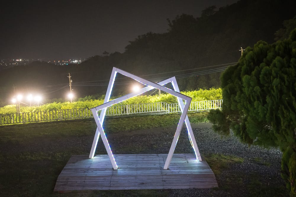 台東俩吆久景觀貨櫃|我們去過才知道,夜景配彩燈階梯 2 台東俩吆久景觀貨櫃場景