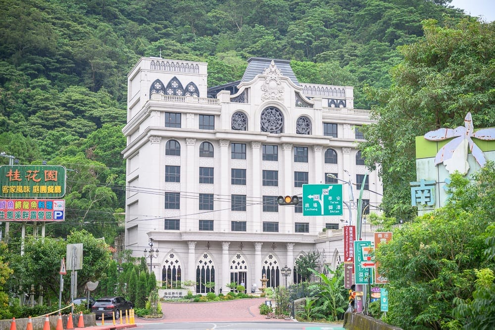 苗栗格拉斯行館 傍晚城堡光景與南庄山城氛圍