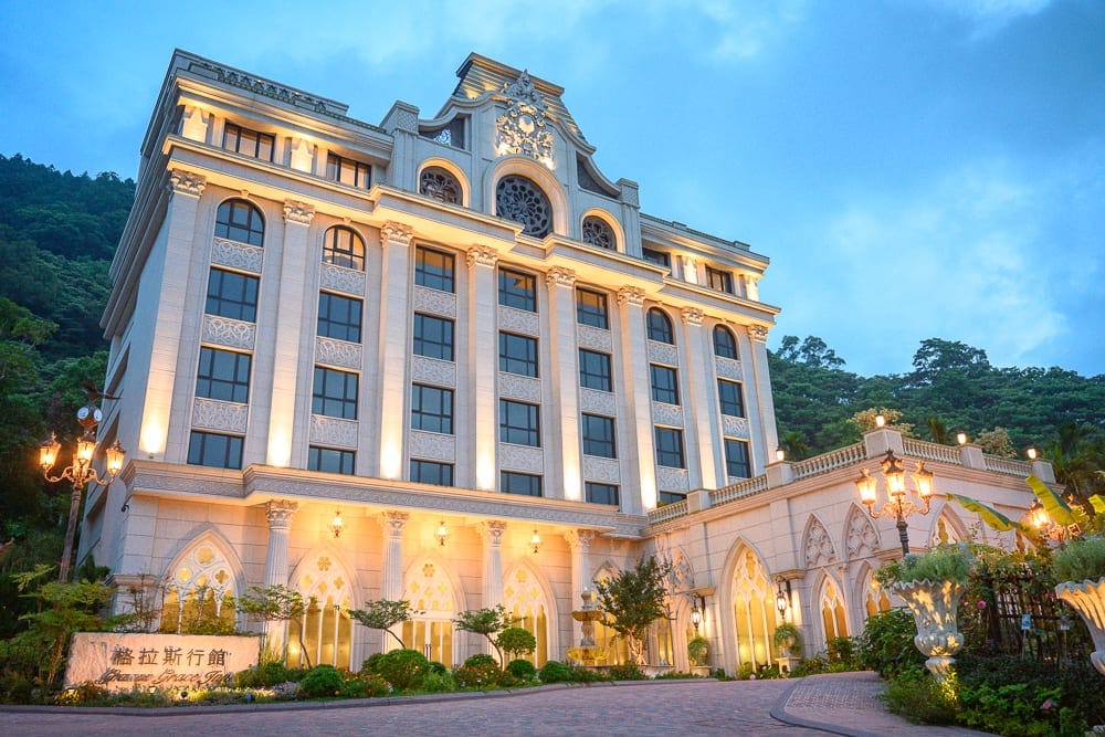 苗栗格拉斯行館 白色石材立面與挑高歐式設計