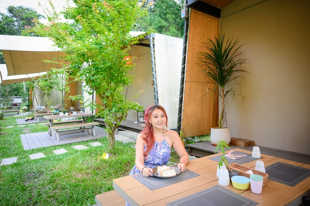 南投葉子祕境 森林豪華露營完整指南|帳篷住宿、螢火蟲步道與寵物友善體驗 6 南投葉子秘境 帳篷區戶外座位的餐點體驗