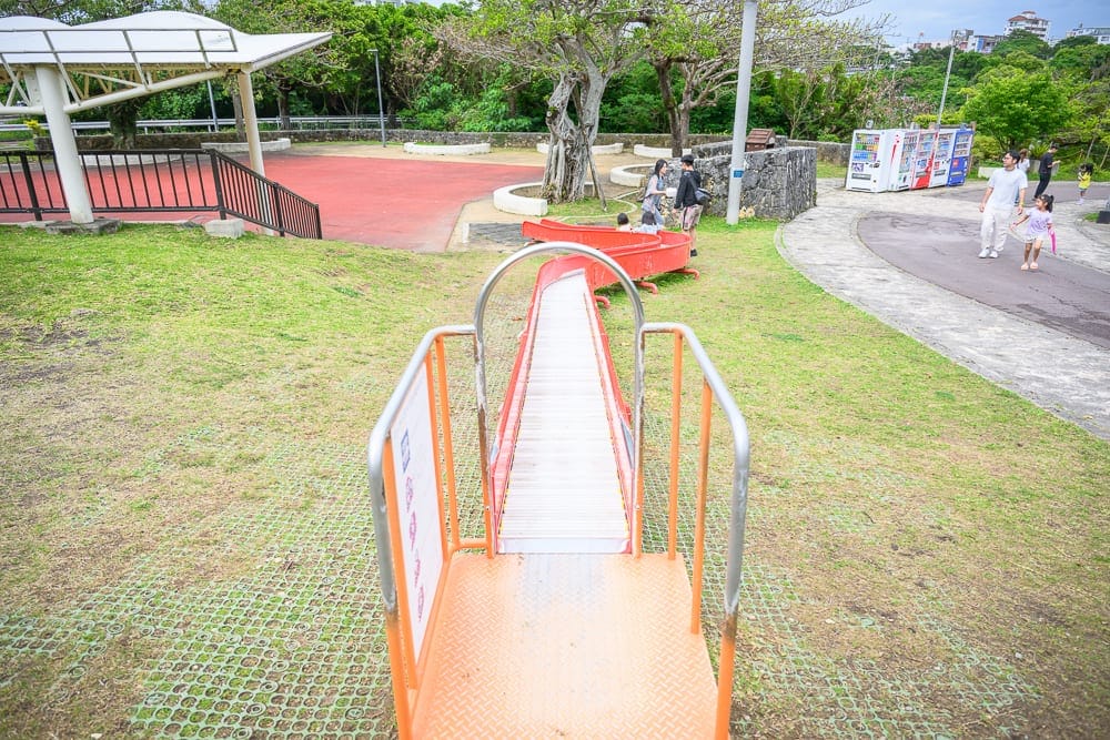 沖繩浦添大公園完整攻略|超長滾輪溜滑梯與親子遊樂設施 3 日本沖繩浦添大公園 0-3 歲也能玩的獨立遊戲空間