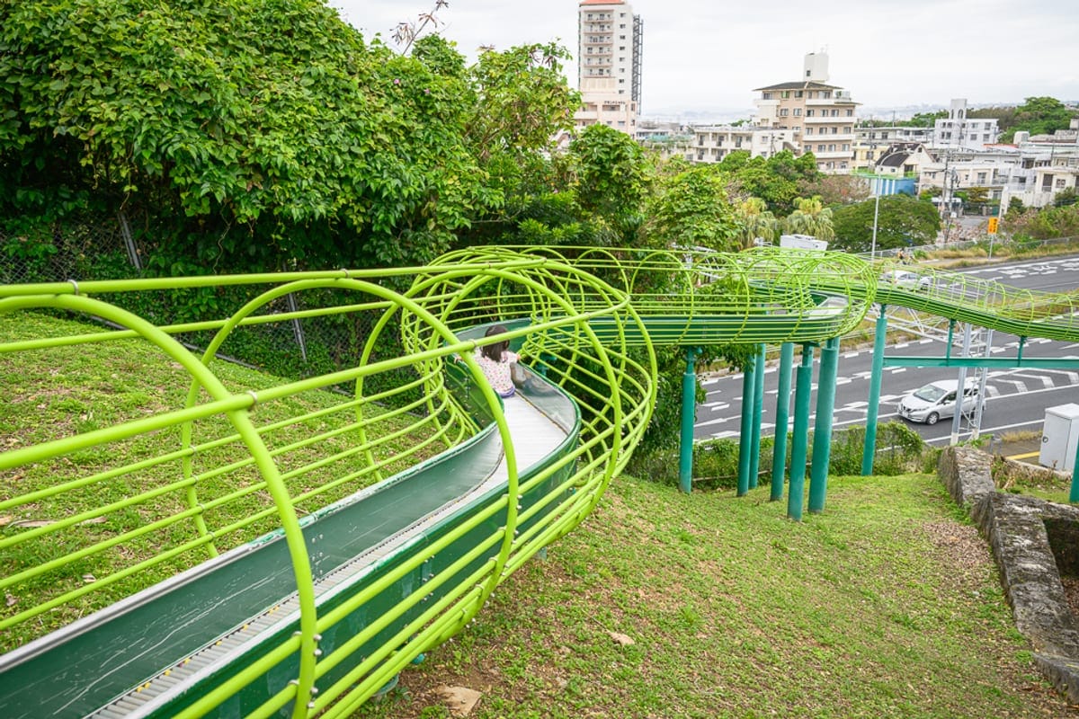 浦添大公園分為ふれあい廣場、憩い廣場與歷史學習等區域，親子遊具集中在ふれあい廣場，包含大型滾輪溜滑梯、攀爬設施與幼兒遊具。本文整理遊具特色、分區方式、交通與雨天注意事項。