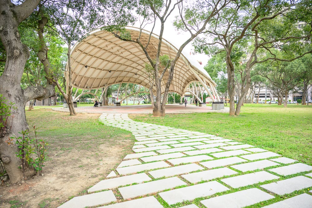 桃園民俗文化公園完整指南|兒童遊樂設施與園區玩法解析 2 桃園民俗文化公園 福星宮、農業教育裝置與白色天幕步道