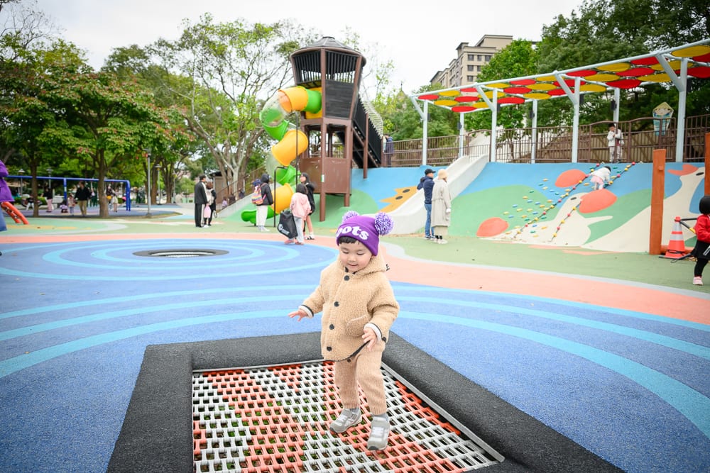 桃園民俗文化公園完整指南|兒童遊樂設施與園區玩法解析 3 桃園民俗文化公園 彈跳床、旋轉溜滑梯與攀爬牆設施解析