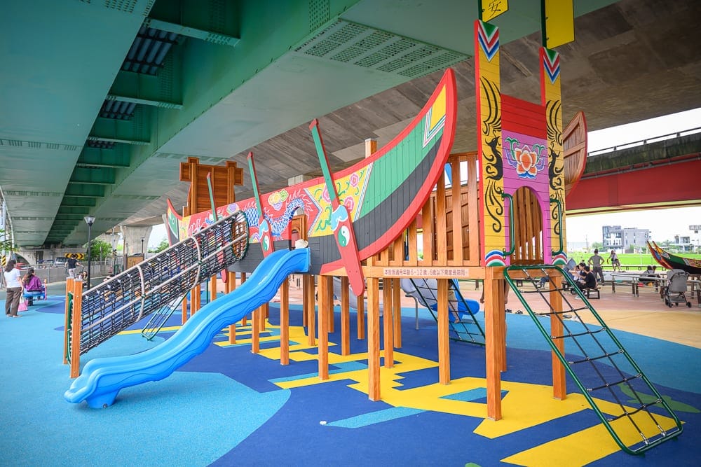 宜蘭礁溪二龍之心公園 龍舟造型遊具與高架橋下防雨空間
