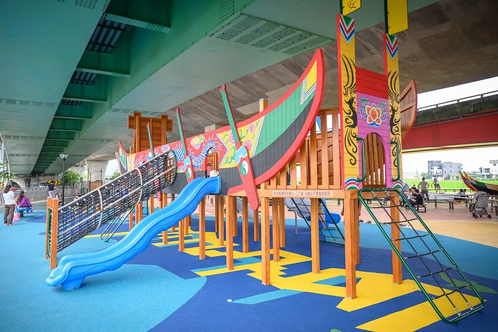 宜蘭礁溪二龍之心公園 龍舟造型遊具與高架橋下防雨空間