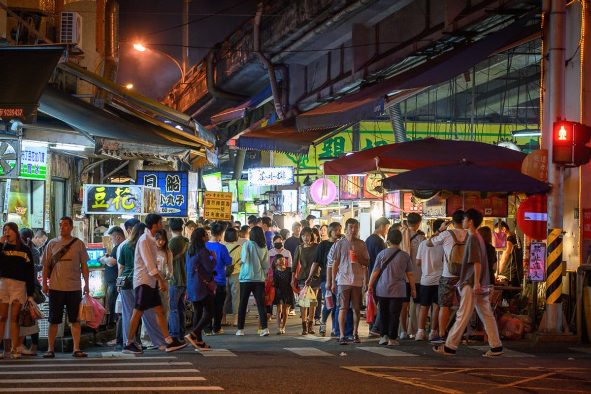 宜蘭東門夜市｜高架橋下燈火通明，烤肉滷味攤位密集，在地人天天來才知道