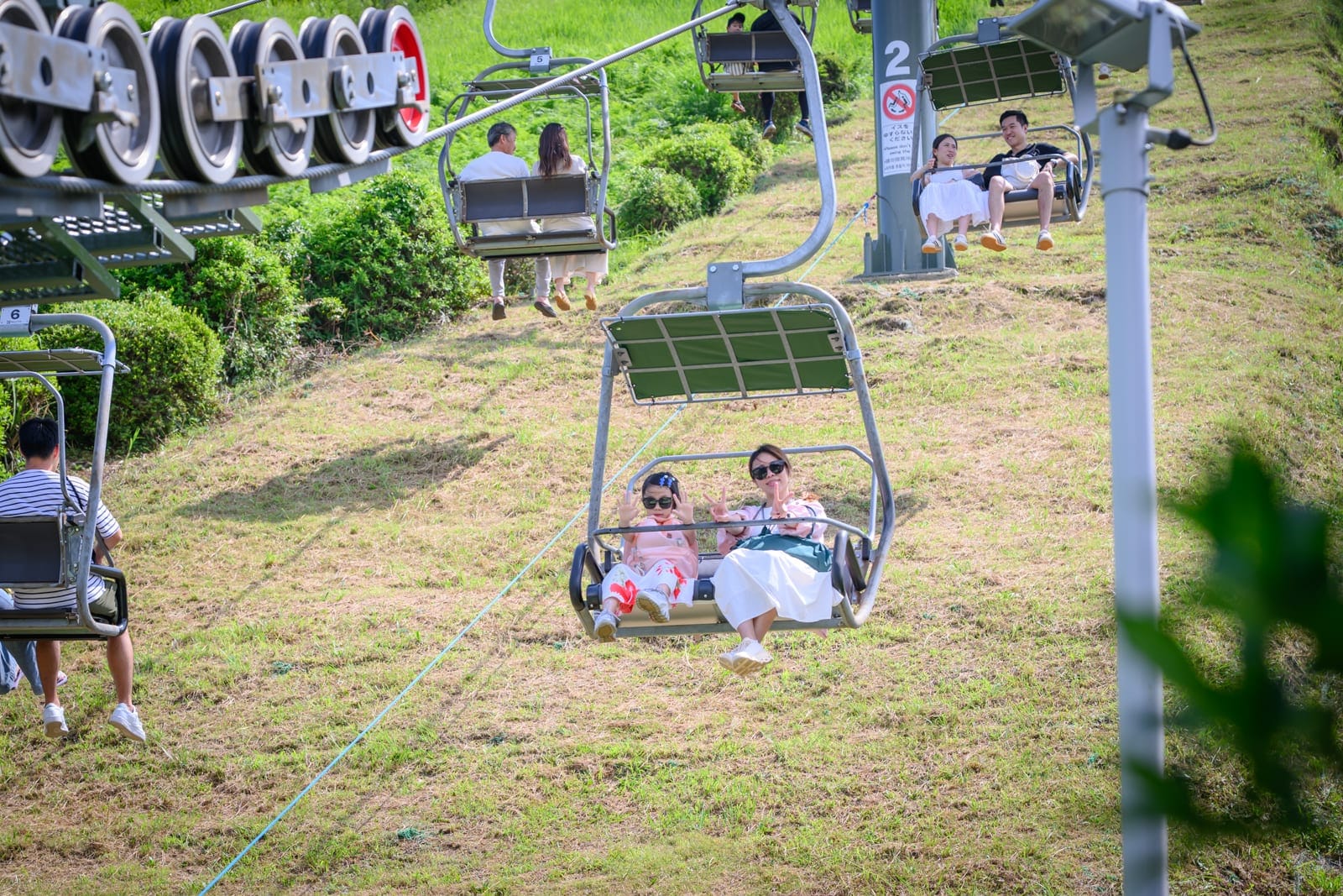 日本靜岡大室山纜車完整攻略|死火山口山頂遠眺富士山玩法解析 2 日本靜岡-大室山纜車 開放式座椅、草坡俯瞰與山頂全景