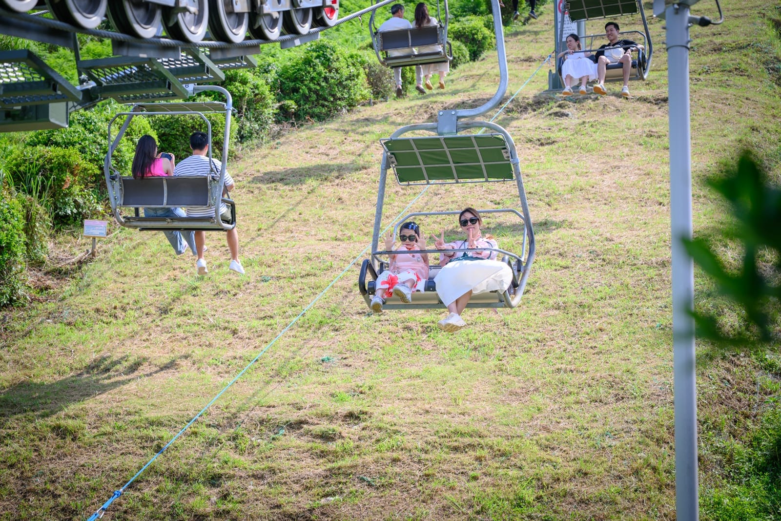 大室山是伊豆地區的死火山,搭乘開放式吊椅纜車登頂,沿途綠草斜坡與遠山海景盡收眼底。文章涵蓋:纜車搭乘細節與票價付款方式、山頂洞口神社與紀念品店、現場拍照服務購買流程,以及平日假日人潮差異與最佳造訪時段建議,出發前一定要確認纜車當日是否開放。