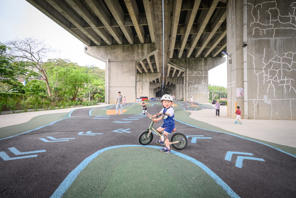 新竹風火輪公園 高架橋下的波浪跑道與遊樂配置